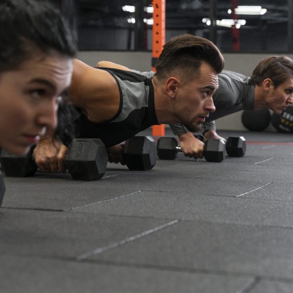 personas-que-trabajan-en-el-interior-junto-con-pesas