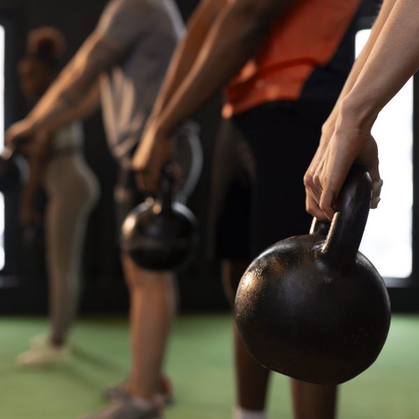 vista-lateral-de-personas-entrenando-juntas-en-el-gimnasio